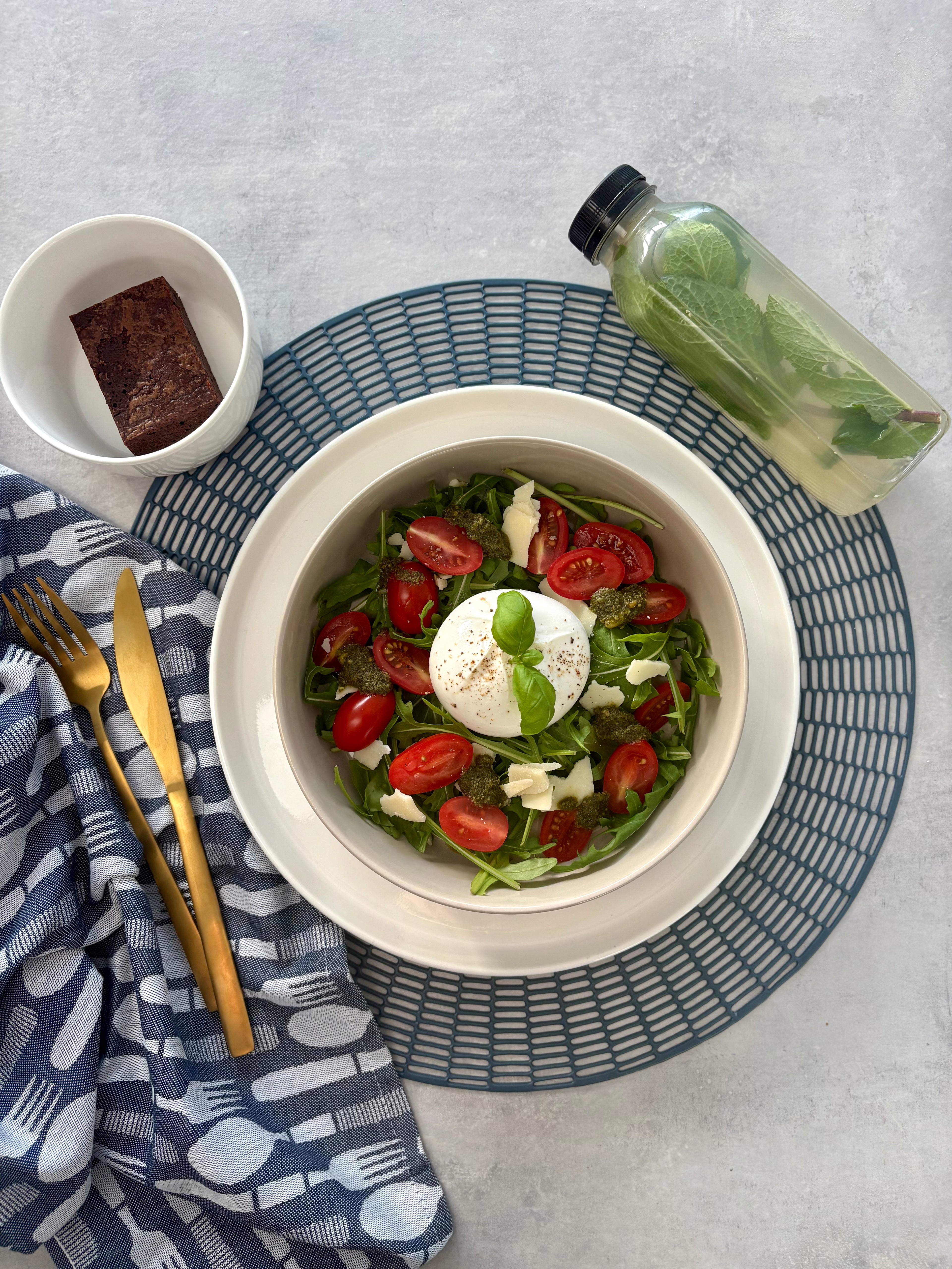 Basic Lunch Menü mit Salat und frischem Saft von Graceful Pastries